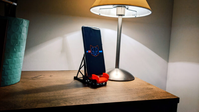 Podstawka pod smartphone - Fotel kubełkowy z klatką