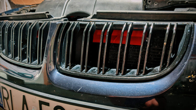 Wlot powietrza przez grill BMW - komplet